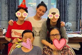 于明加罕见一家五口为女庆生，祖孙三共用一张脸，大女儿似妈翻版图片