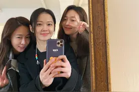 39岁张娜拉罕见晒素颜自拍，颜值保鲜完胜小11岁同框女星图片