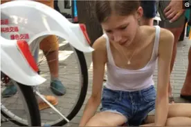 外国女孩没钱买狗坐地上大哭，中国大爷买来转手送给了女孩图片