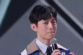 何炅主持能力再遭质疑，连《创4》决赛都主持不好，滤镜彻底破碎图片