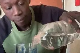 表情包：说累了喝口水吧图片