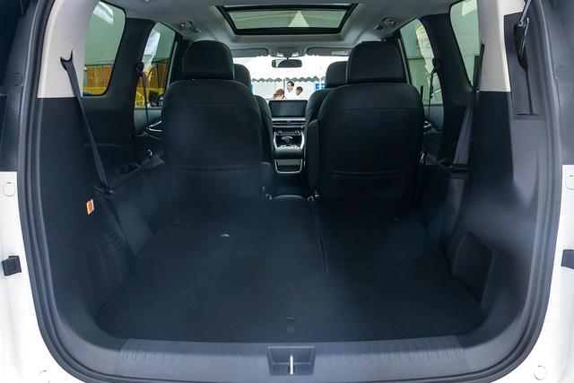 场地试驾上汽MAXUS EUNIQ 5，底盘质感出色的家用MPV