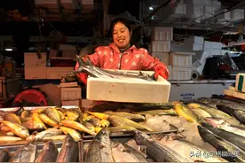 青岛女婿快拎不动了，十多斤大鲅鱼45块钱一斤，孝顺父母体面图片