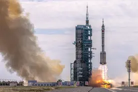 运送神州十二号的火箭不能回收利用，那残骸去哪了？会砸到人吗？图片