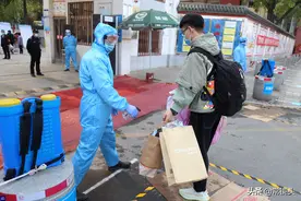 高三学生返校，班主任一见面就要送礼物，结果每人收到一本试卷图片