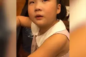 小女孩写作业被妈妈骂哭：爸，换老婆吧，换个年轻点的图片