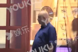徐峥深夜与两美女聚餐，啤酒肚太夸张如怀孕8月？吃太撑扶树走路图片