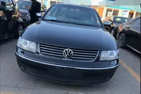 当年价值一栋楼的大众帕萨特，如今转卖时，车主：二手车贩都不要图片