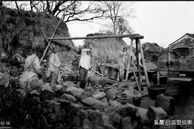 二三十年代的江南乡村，女人们在稻田里插秧图片