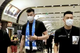 新学期开学日 首钢队“新生”李慕豪抵京报到图片