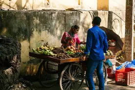 印度民众水深火热：老师为生存上街卖水果，一家四口选择集体自杀图片
