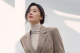 全智贤最新代言照出炉，棕色西服内搭高领打底，成熟女人魅力尽显图片