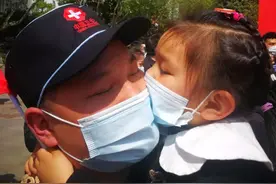 分别52天！广元小女孩抱住英雄爸爸再不想松手图片