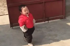 2岁萌娃成“蹭饭专业户”，双手插兜四处串门，网友：失职的父母图片