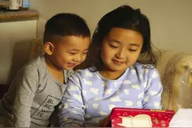 姐姐作业被弟弟“无情”撕碎，高情商妈妈两个字解决矛盾：削他图片