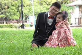 42岁玻璃娃娃恋上无肢男，医生曾断言活不过20岁，如今家成业就图片