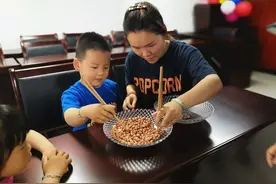 秦淮区紫杨佳园社区开展“夹花生”儿童生活技能比赛图片