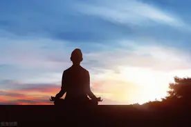 爆开后的八卦对应着八个石井，里面漆黑一片怨气肆意图片
