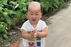 “地中海男孩”火了，头发被亲爸理成小谢广坤，网友：实力坑娃图片