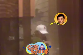 王宝强与友聚餐不恋美色，专顾吃饭玩手机，结束后赶回家毫不停留图片