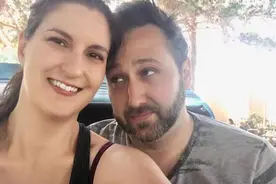 美国两夫妇互相生下了对方的娃，原因是试管婴儿操作闹乌龙；一对夫妇发现孩子肤色较深起疑心，如今起诉诊所图片