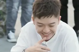 32岁王栎鑫街头卖唱遭冷遇？观众仅20余人还遭驱逐，自嘲已过气图片