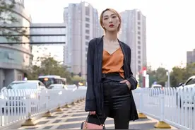 最近火了一种清凉穿法，叫“吊带+裤子”，减龄有范，潮人都爱穿图片