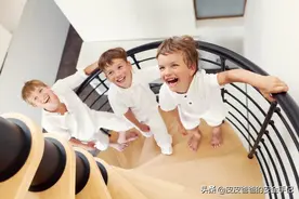 预防孩子摔下楼梯，许多家长都做错了，陪孩子爬楼梯的3条原则图片
