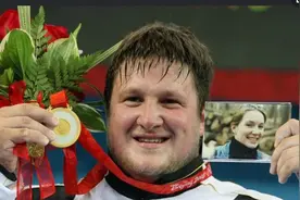 奥运会上，他荣获冠军：一手举金牌，一手握亡妻照片图片