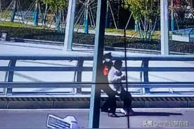 一把抱住！轻生姑娘，这世间还有人在为你拼命！图片