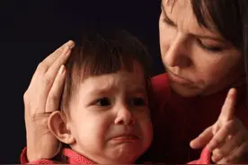 妈妈清扫孩子房间，无意看到孩子日记，只翻一页就忍不住哭了图片