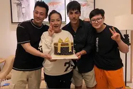 恬妞63岁生日现场曝光，女儿紧挨帅哥身上似哥们，与妈妈反差大图片