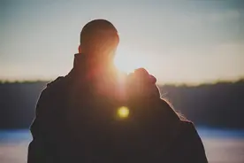 当男人敢跟你开这些“玩笑”时，说明已经爱上你，女人别后知后觉图片