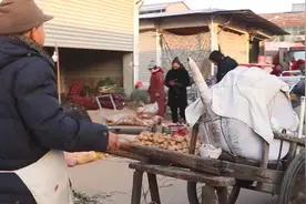 安徽70岁大爷，推车卖小吃，叫一声都得应，2元一碗每天限量200碗图片