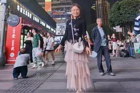 游走重庆观音桥步行街图片