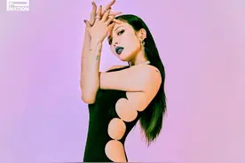 泫雅回归造型曝光，贴身镂空连体裤身材扁平，蓝色嘴唇太雷人图片