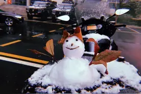 “我们在雪中拥吻，伞被丢在一旁”图片