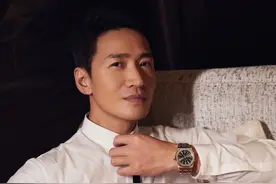 恋上大11岁的富婆，调侃美女主播，何晟铭不傻，只是在装糊涂图片