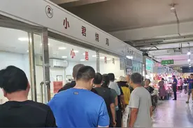 天津藏在菜市场里的烧鸡店，每天开门前，队伍排出十几米远图片