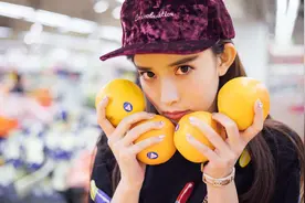 孟子义的穿搭满满的少女感，没想到侧脸撞脸Baby图片