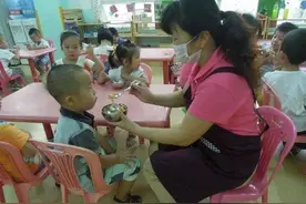 家长质疑：两个老师，一个保育员，能照顾过来班上三十几个孩子吗图片