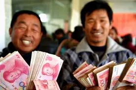 农民交养老保险，每年交200比交5000划算？看看计算过程就知道了图片