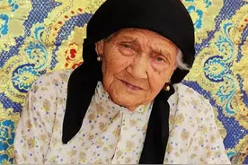 她出生于清朝末年，如今135岁，爱吃酸又小的青杏，一般人吃不下图片