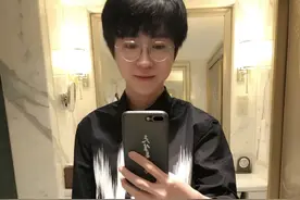 还清4900万违约金有多难？看到嗨氏现在用的手机，被自己亲妈毁了图片