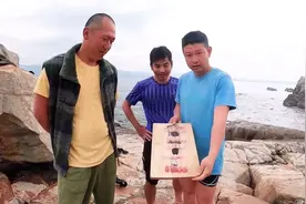 为了躲疫情，三小哥带着只鸡跑到无人岛一个月这荒岛求生太搞笑了图片