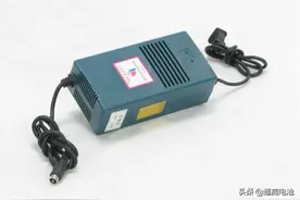 超威电池专家告诉你，电动车充满后不拔充电器会有什么影响？图片