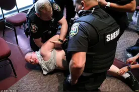 美国女生被“穿裙子男生”性侵，父亲维权被逮捕网暴：歧视跨性别图片