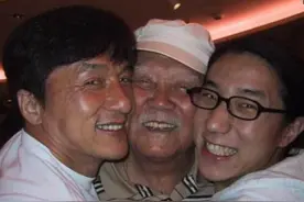 成龙回安徽老家认祖归宗，两个哥哥家里寒酸图片