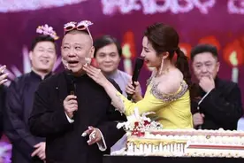 48岁郭德纲庆生，牵手于谦切蛋糕，被美女蛋糕抹脸似不敢正眼看图片