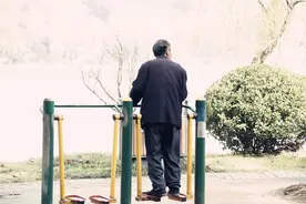 额头宽，耳垂长的老人，真的更长寿吗？分享4种长寿典型特征图片